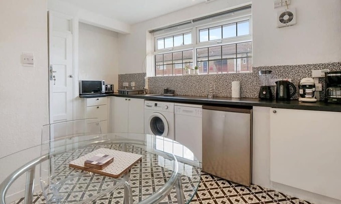 Pollards Hill Apartment | Stylish 2-Bedroom Flat for Relaxation & Comfort