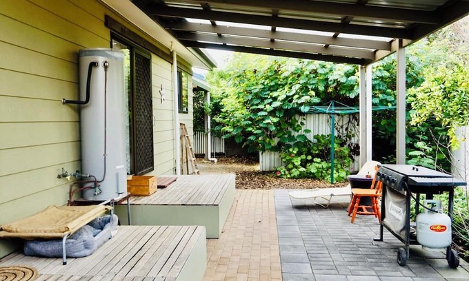 Port Willunga House | Cosy retro style holiday home, pet friendly. nClose to beach.
