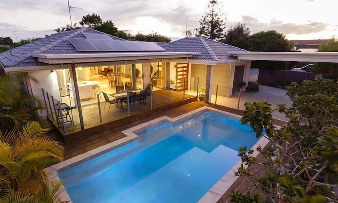 Mermaid Waters House | Coco Bella-5 min walk to beach Cafes & shops Family friendly great value