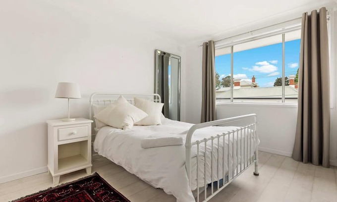 Fitzroy North Apartment | Quaint 2 Bedroom Fitzroy Apartment Free WiFi