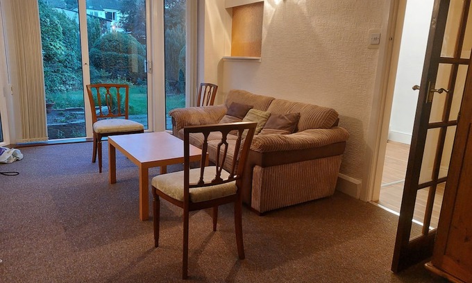 Seisdon House | Birmingham Blissful Retreat with 3 Bedrooms