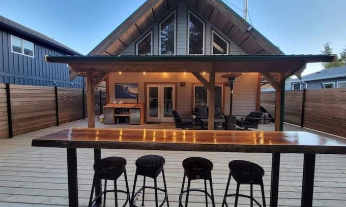 Tofino Cabin | Beautiful Tofino Cabin with Hot Tub 5 minutes from Chesterman & Mackenzie Beach!