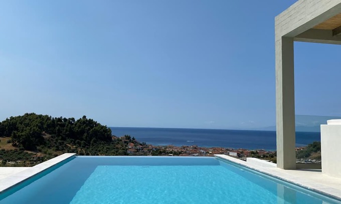 Nea Skioni Villa | Design Villa in Haldiki met Prive Zwembad en Prachtig Uitzicht op zee
