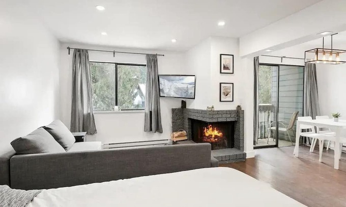 Whistler Creekside Condo | Whistler Peak FREE parking, Pet Friendly, Backyard Lake - 5 Min Walk to Gondola