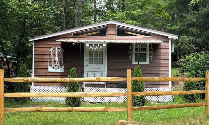 Marlinton Cottage | Charming cottage with WiFi/AC, Bicycling, Hiking, canoeing, Snowshoe Mtn, Cass.