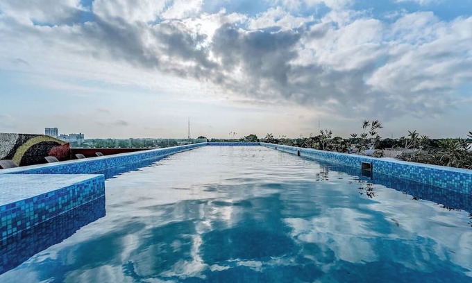 Centro House | Enjoy Our Rooftop Pool & Comfortable Room near Cultural Landmarks