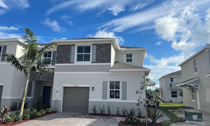 Homestead House | Charming 3-bedroom, 3-bath townhome with WiFi and AC in adorable Florida City