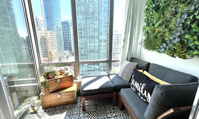 Coal Harbour Condo | Over 30 Days -Pet Friendly 2B&2B Urban Style Condo near Harbor w/Free Parking