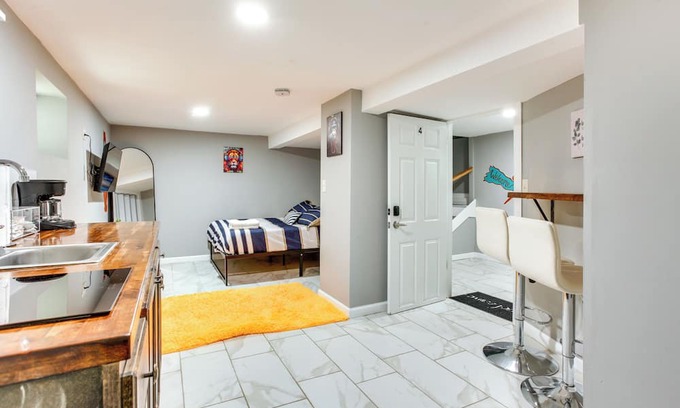 Elizabeth Apartment | Elizabeth Studio, 2 Mi to Mills at Jersey Gardens!