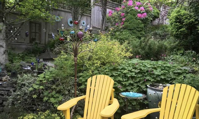 Lynn Valley Bed & Breakfast | Pets welcome! Quiet, fully fenced yard close to main attractions in North shore