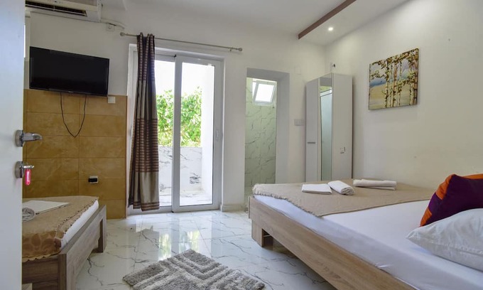 Gjerana Apartment | Studio Room w Balcony 6 min to Beach in Montenegro