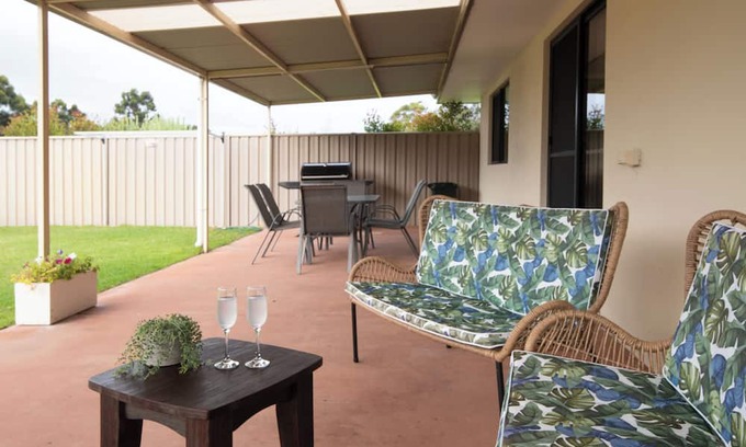 Pink Lake House | Enjoy a cosy country setting, starry nights and 5 minutes to the closest beach.