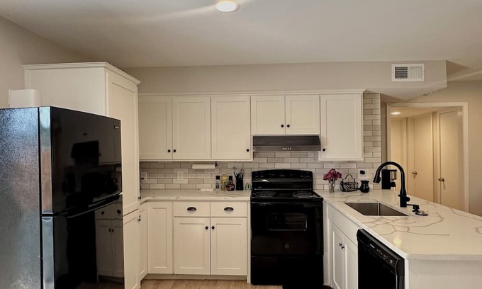 Wooten Apartment | N Austin retreat minutes from Q2, The Domain and 15 min from Downtown Austin