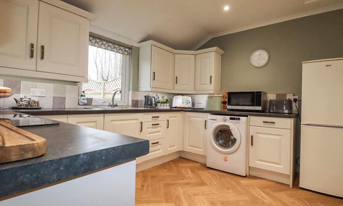 Fivelanes Cottage | ALWAYS, pet friendly, character holiday cottage in Five Lanes