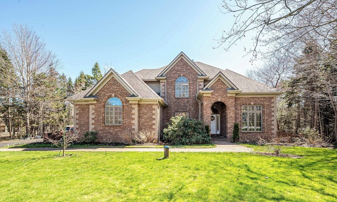 Hammonds Plains Villa | Elegant Lakehouse on Golf Course with large property ground