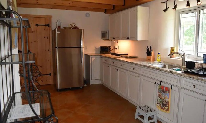 Oro-Medonte Cottage | Warm cosy 2 bedroom selfcontained strawbale cottage, one level,