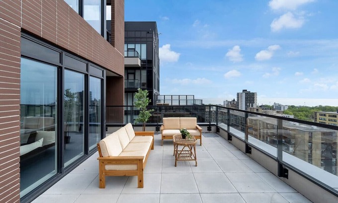 Parkdale House | Sunset View - Luxury 2BR - 5 min to Exhibition Place