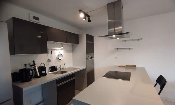 Minimes - Barriere de Paris Apartment | Spacious nest with balcony and shared pool