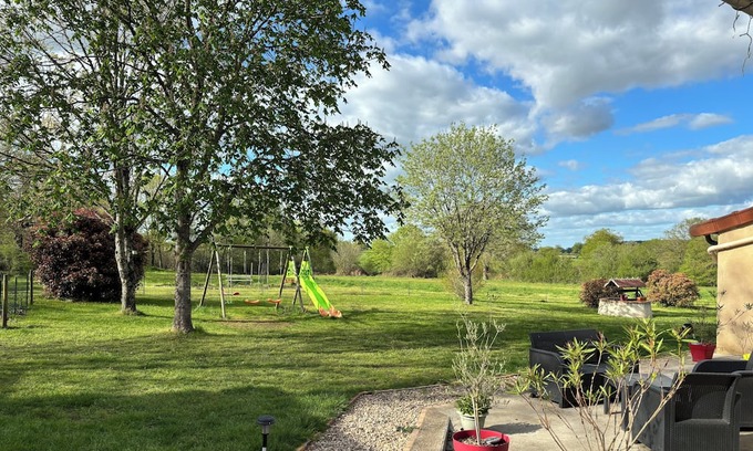 Saint-Bonnet-Troncais House | Maison de Campagne 2 Personnes au Calme, Forêt de Tronçais. Animaux Acceptés