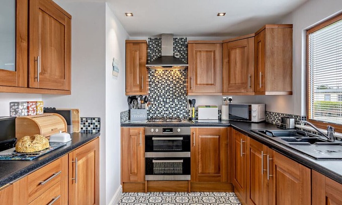 Morfa Bychan House | Mussel Shells Lodge - Three Bedroom House, Sleeps 6