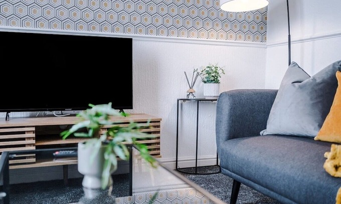 Clayton House | Beautiful House in Manchester Sleeps 7 with Wi-Fi