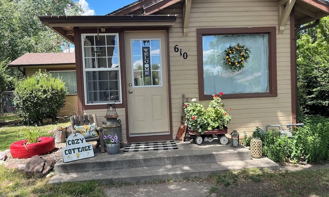 Cheyenne House | Quaint and cozy historic railroad house