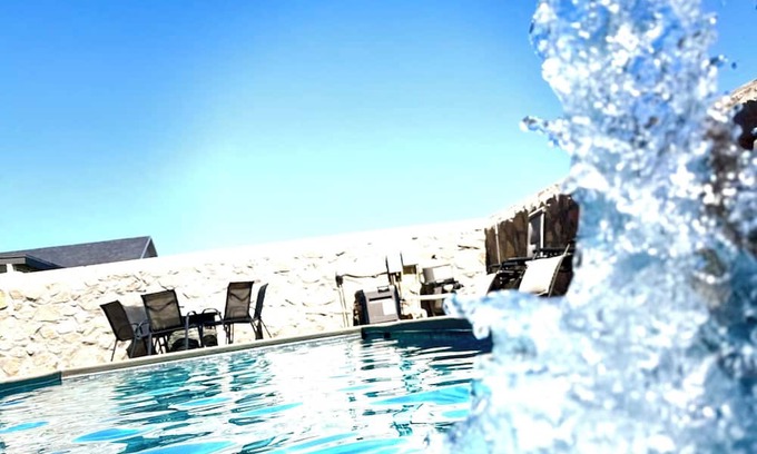 Biggs Field House | 6 Bedroom Desert Gateway House w/heated swimming pool
