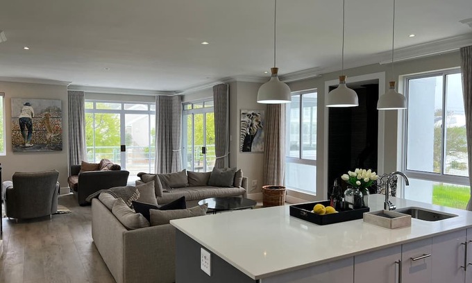 Voelklip House | 245 on 8th - mountain and sea views, hot tub