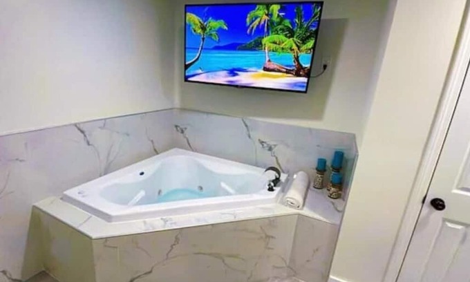 Houston Apartment | Luxury Studio-Apt w/ Jacuzzi 8 mi from IAH