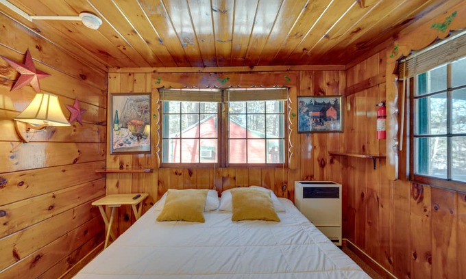 Weirs Beach Apartment | Rustic Laconia Studio Cabin ~ 2 Mi to Weirs Beach!