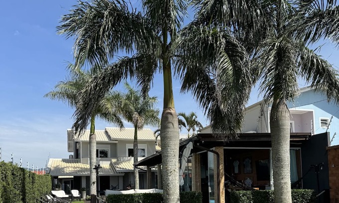 Palhoca House | Deliciosa Casa a Beira Mar na Praia da Pinheira com Piscina