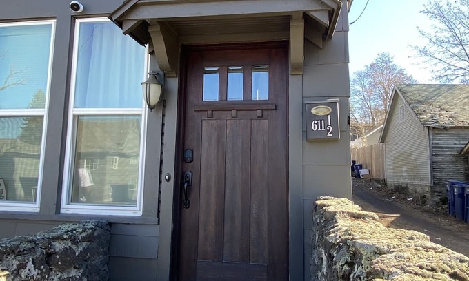 Cliff - Cannon Apartment | Cozy, elegant, and Victorian modern apartment. Downtown less than 5 minutes.