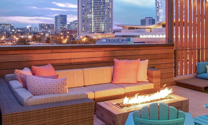 Rutledge Hill Apartment | CMA FEST WEEKEND! MARGARITAVILLE NASHVILLE! 6/6-6/10/24 Studio that sleeps 4!