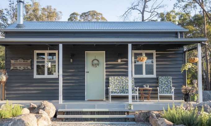 Pozieres Cottage | Relaxing Cottage adjacent to Donnellys Castle Dog-friendly! Close to Stanthorpe
