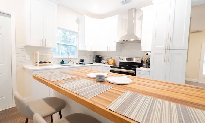 Glendale House | 9.4 Miles From Downtown Glendale