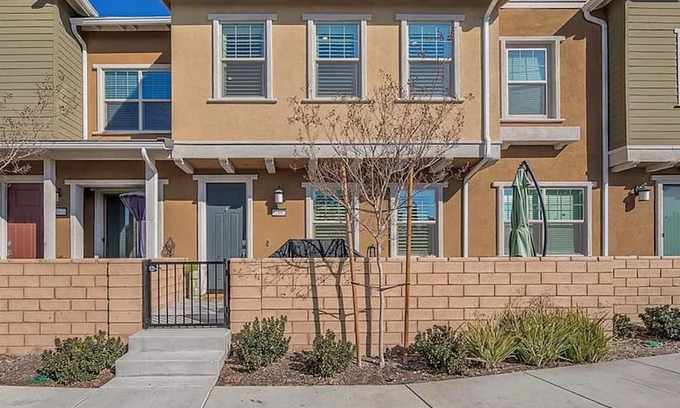Valencia House | Safe and clean townhome 10 minute drive from 6 flags, pool +jacuzzi included