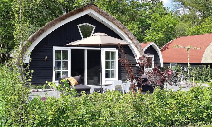 Baars Cottage | House with a terrace on the edge of the forest
