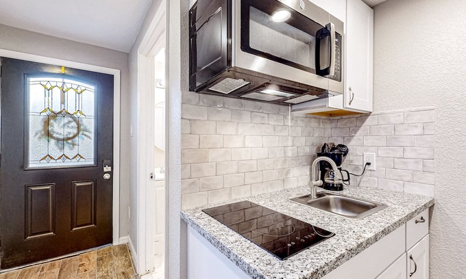Washington Ave./ Memorial Park Apartment | Cozy, comfortable, modern studio in convenient location near downtown