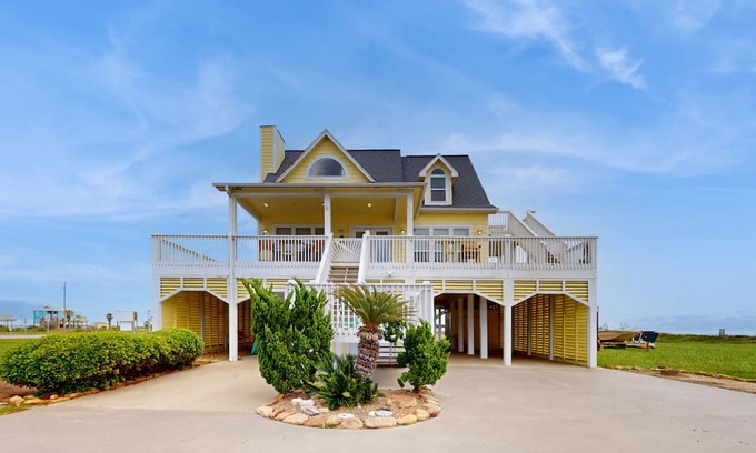 Gilchrist House | Iconic Gulf-front house with balcony, large deck & amazing views - dog-friendly
