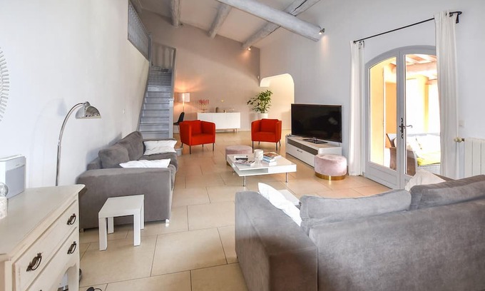 La Tour-d'Aigues House | 4 bedroom accommodation in La Tour-d'Aigues