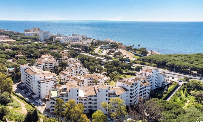 Calahonda Apartment | Robina| Beach | Pool | Garden
