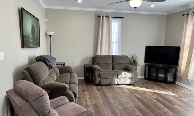 Greenwood House | Charming 50's Cottage on Main St.
