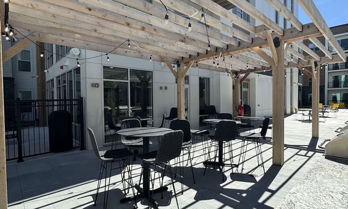 Milwaukee Apartment | 1-bd.Sleeps 4-by a mall,freeway restaurants, shops, pool, gym, work area,lounge.