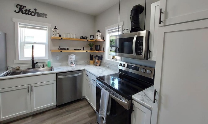 Cedar Rapids House | Cozy Hidden Gem!