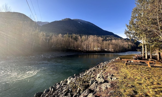 Sardis House | 3 Bedroom 2 Bathroom Waterfront Cabin on the River W/ Mini Loft W Fire Pit