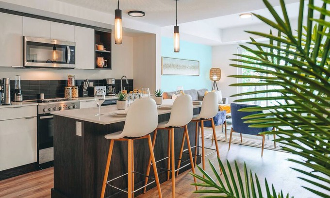 Rutland Apartment | The Waikiki Retreat | King-bed + 11 minutes from downtown! | Pet-friendly!