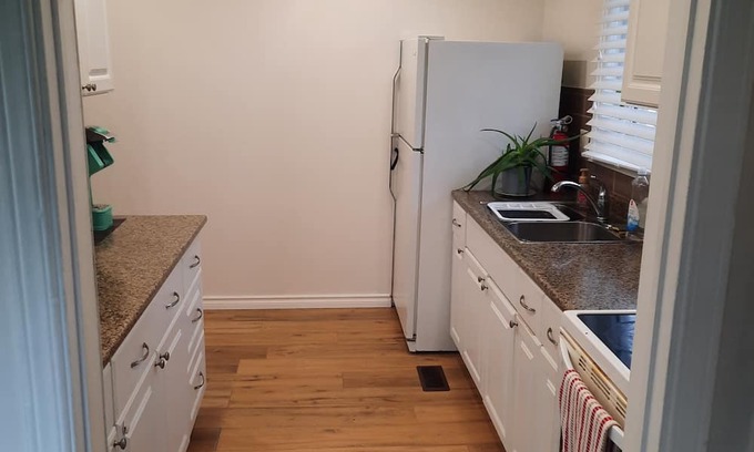 Lakeview House | Whole place near highway 401