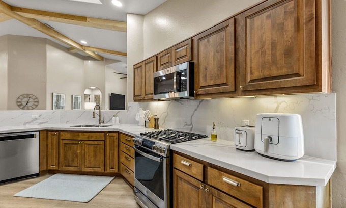 Sedona House | Sedona Destination Palisades- 180* Views, Hot Tub & Sleeps 14 + in Uptwon!