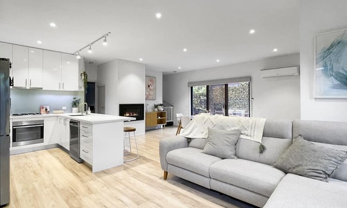 Frankston House | An Entire Modern Townhouse on Spray close to Beach & Amenities