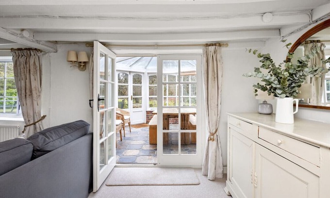 Steyning House | The Milkhouse - Baking and wreath making workshops on site